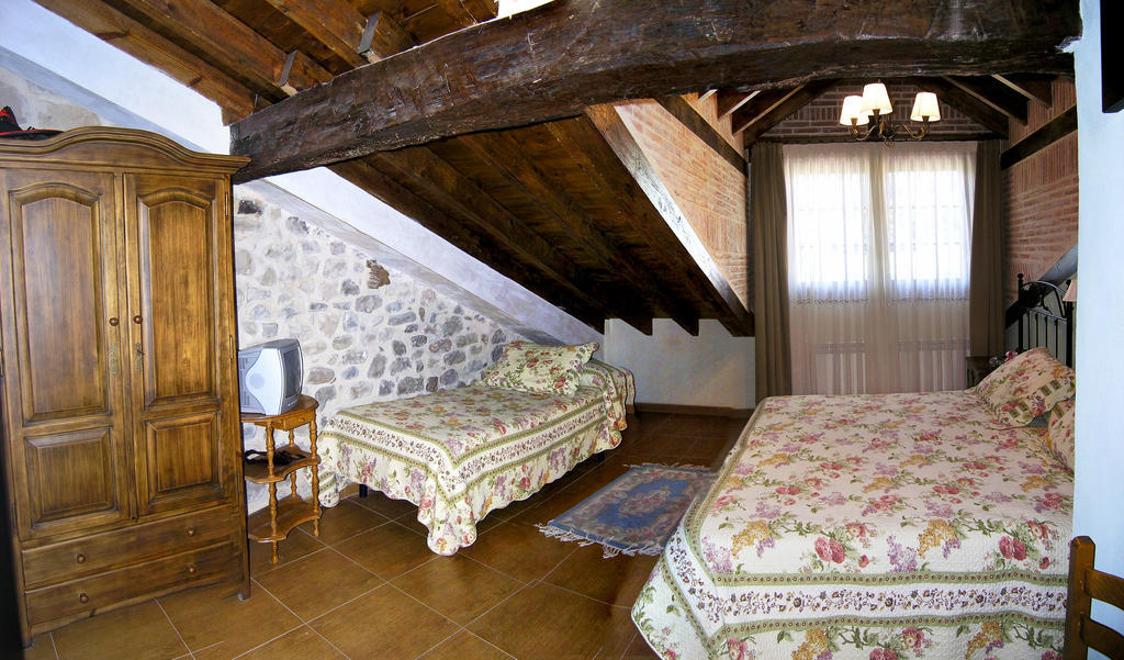 Casa Paulino Hotel Corrales De Buelna Room photo